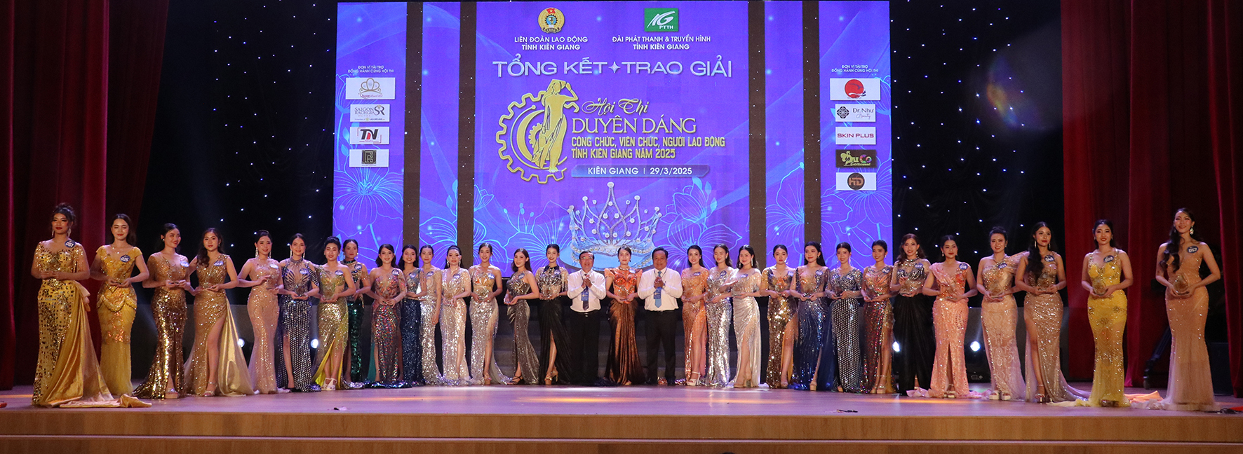 Ban Tổ chức trao biểu trưng cho thí sinh tham gia hội thi.