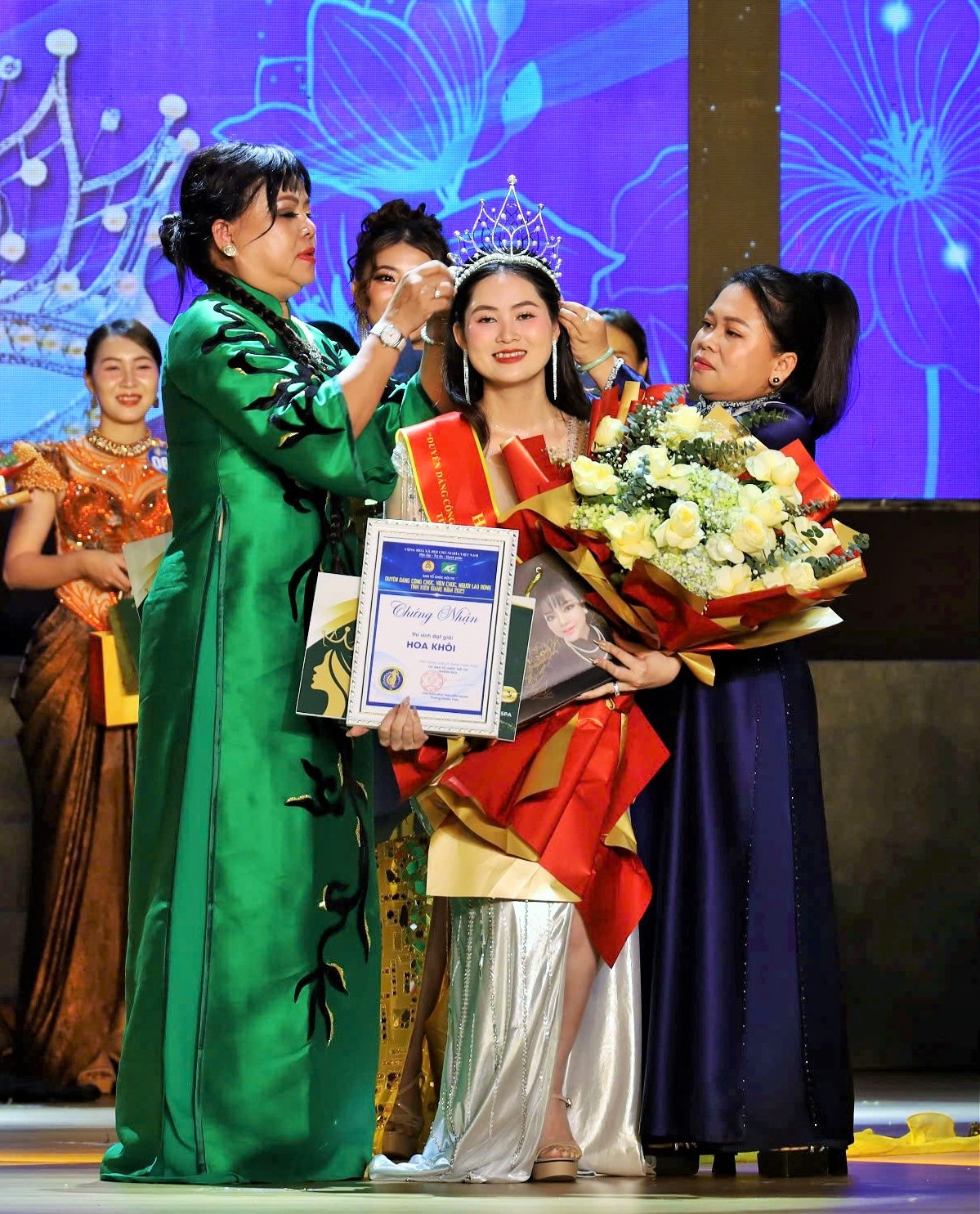 Ban Tổ chức trao vương miện Hoa khôi cho thí sinh.