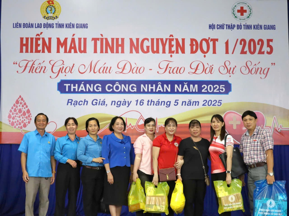 Đ/cTrang Thị Bích Ngọc, Phó Chủ tịch LĐLĐ tỉnh chụp ảnh lưu niệm cùng đoàn viên tham gia hiến máu