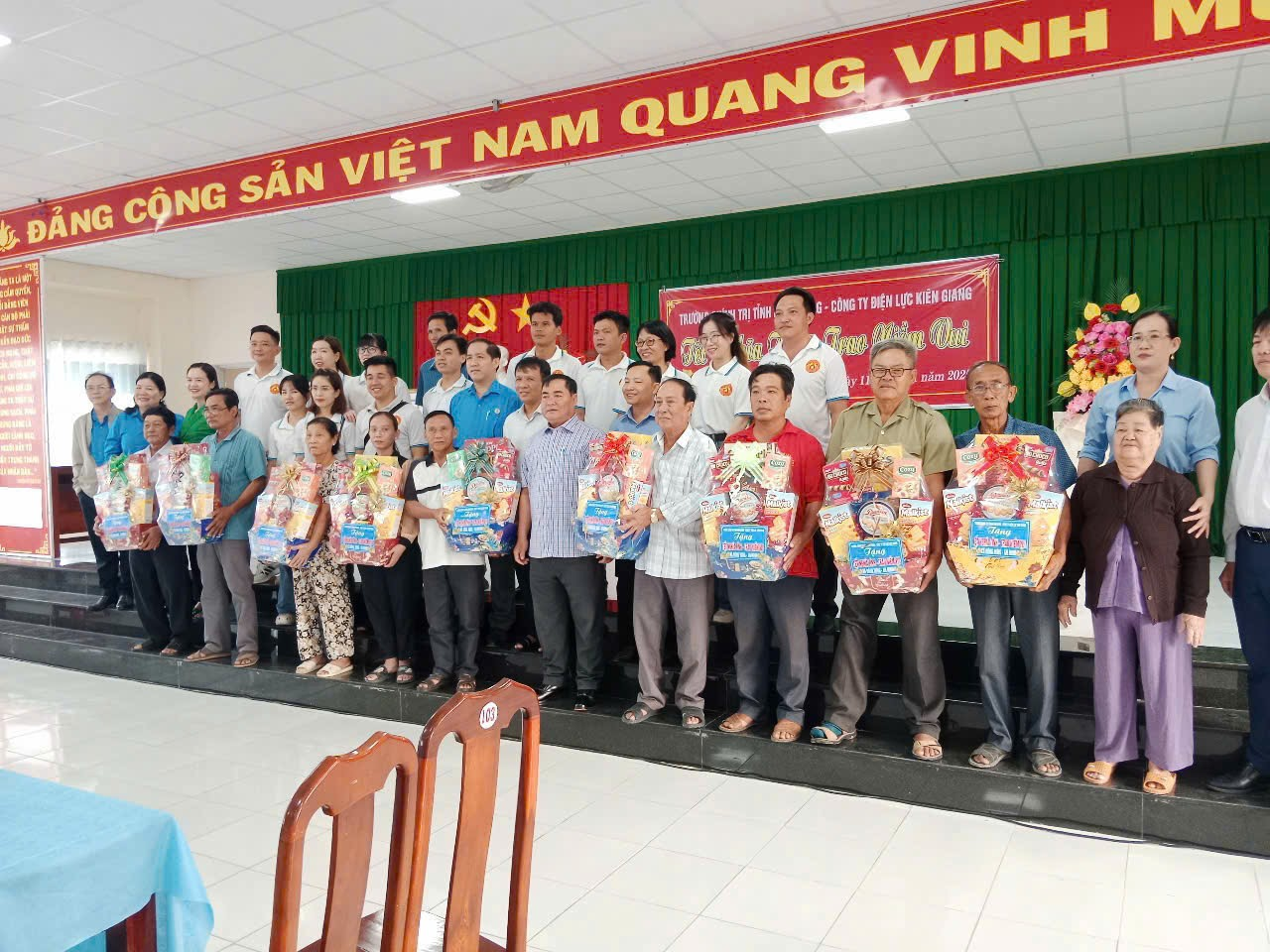 CĐCS Trường chính trị tỉnh thực hiện chương trình, phần việc đăng ký thi đua chào mừng đại hội đảng các cấp nhiệm kỳ 2025 - 2030 tại huyện An Minh. 