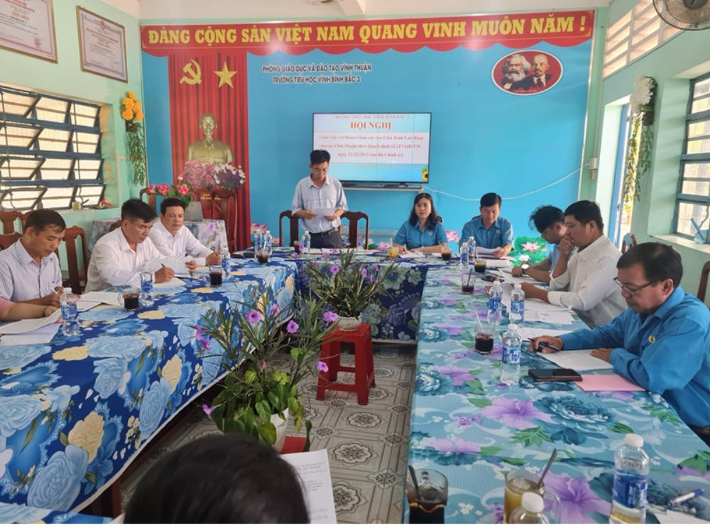 Đoàn Giám sát làm việc với Trường TH&THCS Phong Đông huyện Vĩnh Thuận.