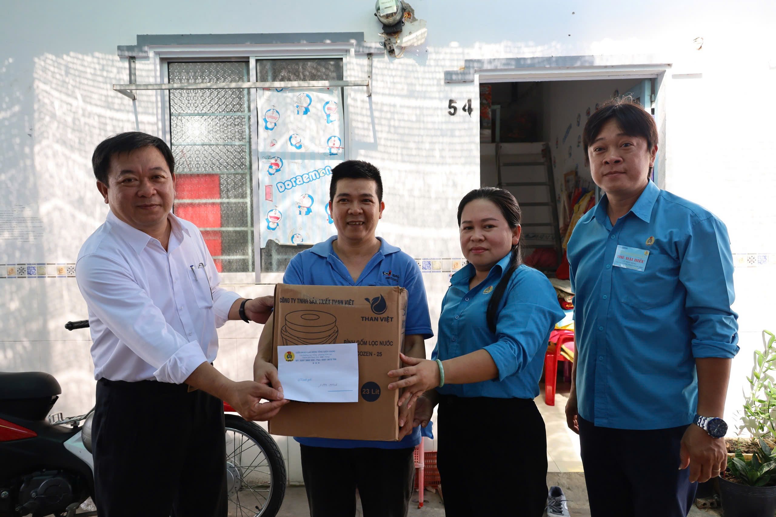 Đồng chí Lê Thanh Việt (bìa trái) - Ủy viên Ban Thường vụ Tỉnh ủy, Chủ tịch Ủy ban Mặt trận Tổ quốc Việt Nam tỉnh Kiên Giang và đồng chí Trương Thanh Thúy (thứ 2 từ phải sang) – Tỉnh ủy viên,Ủy viên BCH Tổng LĐLĐ Việt Nam, Chủ tịch Liên đoàn Lao động tỉnh trao quà cho công nhân có hoàn cảnh đặc biệt khó khăn tại khu nhà trọ Tư Nhơn