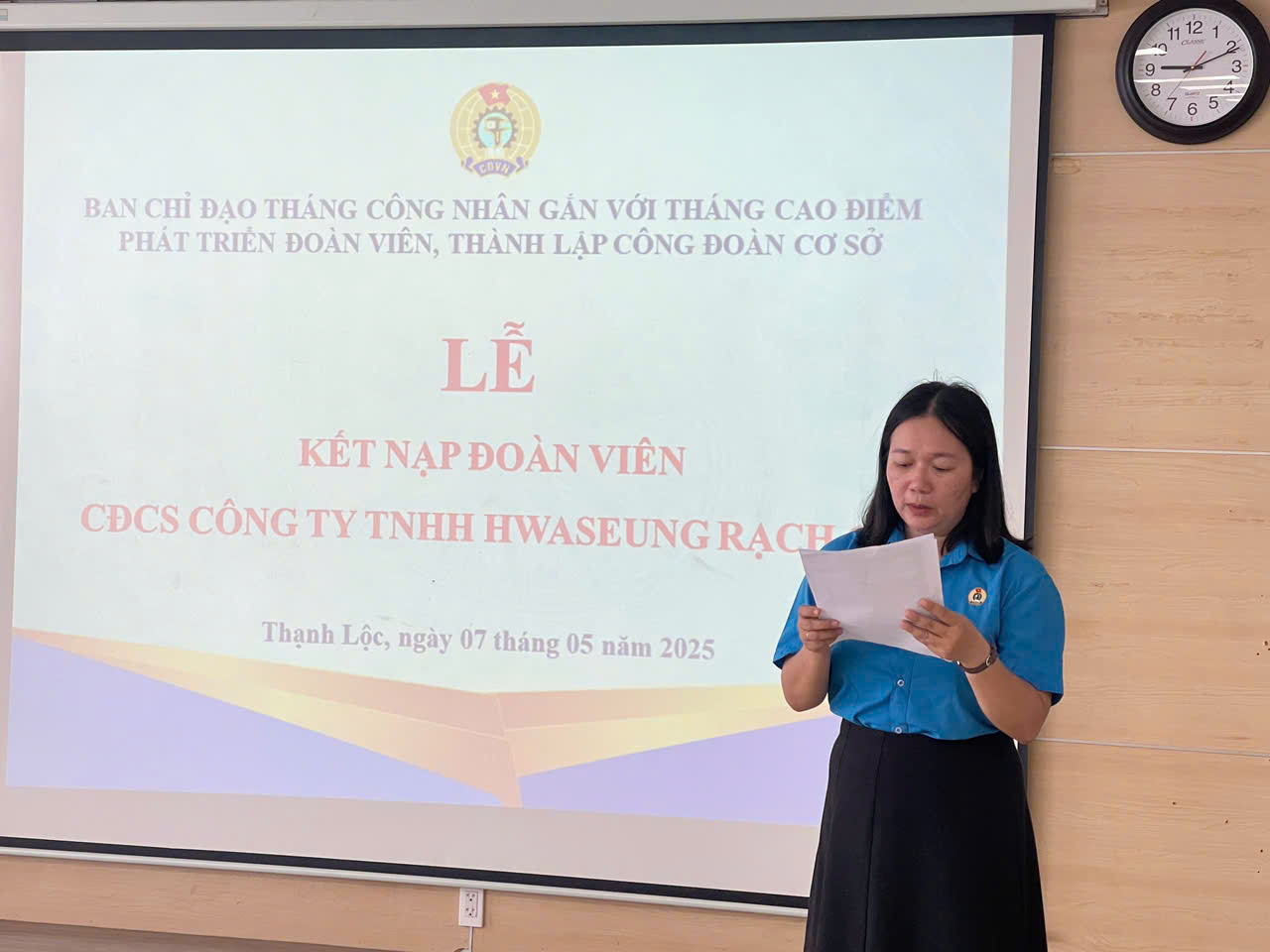 Đồng chí Tôn Nữ Mỹ Hạnh - Chủ tịch CĐCS Công ty TNHH Hawseung Rạch Giá công bố Quyết định kết nạp đoàn viên.