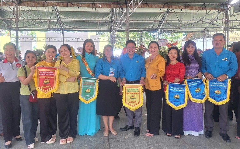 Đ/c Nguyễn Thị Kim Khoe (thứ 6 từ phải qua), Huyện ủy viên, Chủ tịch LĐLĐ huyện Tân Hiệp trao giải Nhất cho Đội số 04 và chụp ảnh lưu niệm cùng các Đội